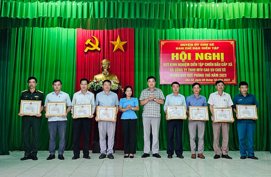 Các tập thể, cá nhân có thành tích xuất sắc trong diễn tập chiến đấu khu vực phòng thủ cấp xã năm 2023 huyện Chư Sê. Ảnh: Mỹ Đức