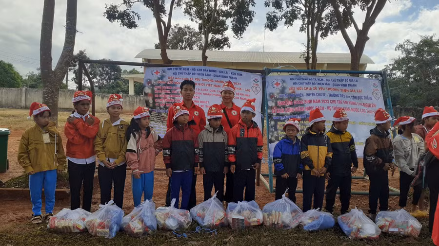 Đoàn công tác tặng quà cho học sinh khó khăn của Trường Tiểu học Tôn Đức Thắng, xã Ia Blang, huyện Chư Sê. Ảnh: Hồng Ngọc