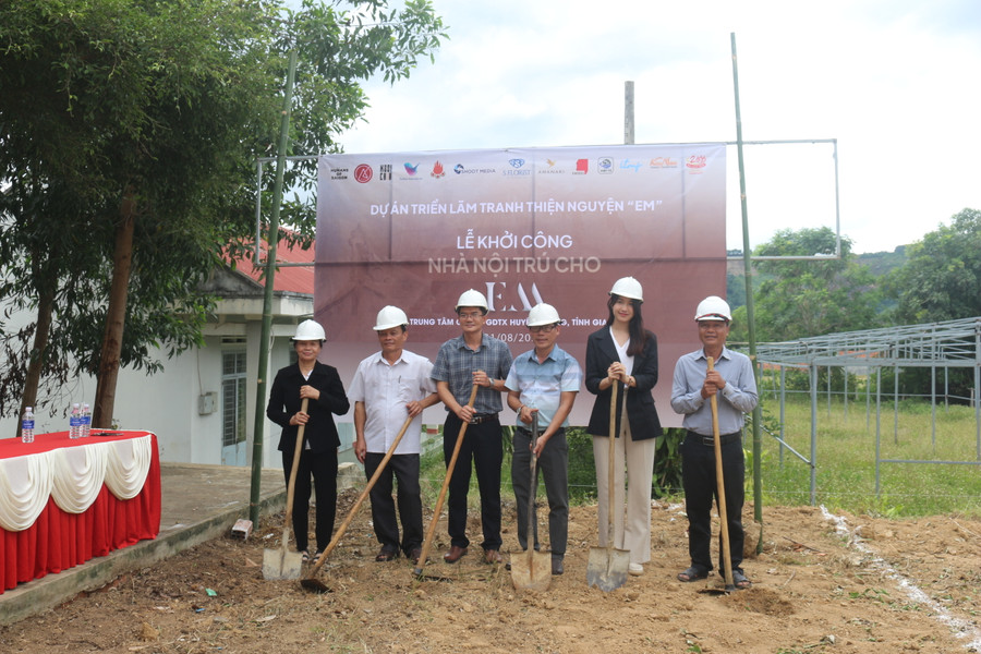 Quang cảnh buổi khởi công xây dựng “Nhà nội trú cho em”. Ảnh: Hà Duyệt Quang cảnh buổi khởi công xây dựng “Nhà nội trú cho em”. Ảnh: Hà Duyệt