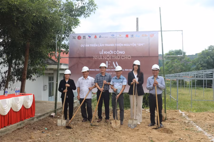 Quang cảnh buổi khởi công xây dựng “Nhà nội trú cho em”. Ảnh: Hà Duyệt