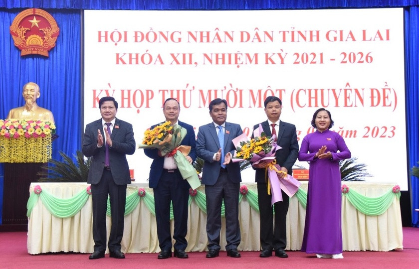 Thường trực HĐND tỉnh tặng hoa chúc mừng ông Nguyễn Hữu Quế và ông Dương Mah Tiệp được bầu giữ chức Phó Chủ tịch UBND tỉnh nhiệm kỳ 2021-2026. Ảnh: Đức Thụy