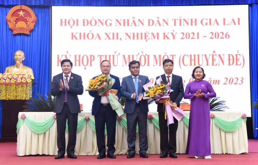 Thường trực HĐND tỉnh tặng hoa chúc mừng ông Nguyễn Hữu Quế và ông Dương Mah Tiệp được bầu giữ chức Phó Chủ tịch UBND tỉnh nhiệm kỳ 2021-2026. Ảnh: Đức Thụy