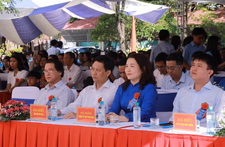 Các đại biểu tham dự buổi lễ. Ảnh: Hà Đăng