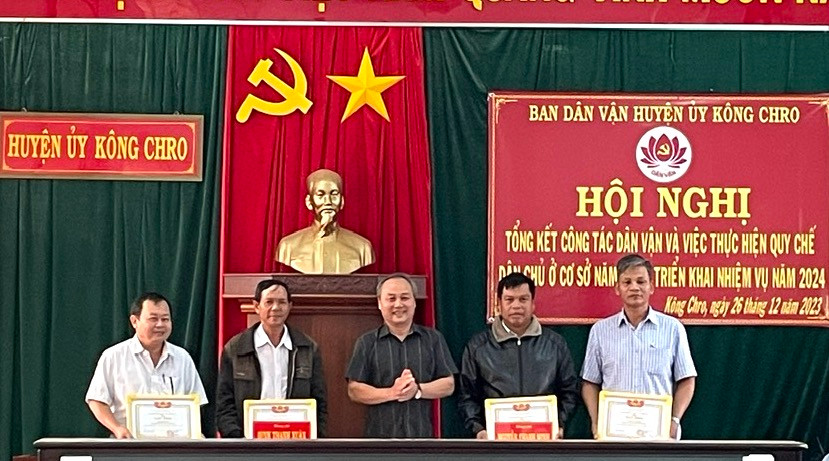 Các cá nhân có thành tích trong phong trào thi đua “Dân vận khéo” năm 2023 được tặng giấy khen của Chủ tịch UBND huyện Kông Chro. Ảnh: Lê Liên Các cá nhân có thành tích trong phong trào thi đua “Dân vận khéo” năm 2023 được tặng giấy khen của Chủ tịch UBND huyện Kông Chro. Ảnh: Lê Liên