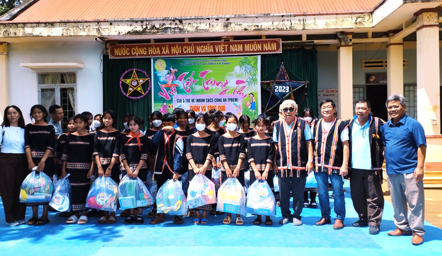 “Câu lạc bộ 3 thế hệ” tặng quà cho học sinh Trường tiểu học và THCS bán trú xã Lơ Pang. Ảnh: Lê Đại