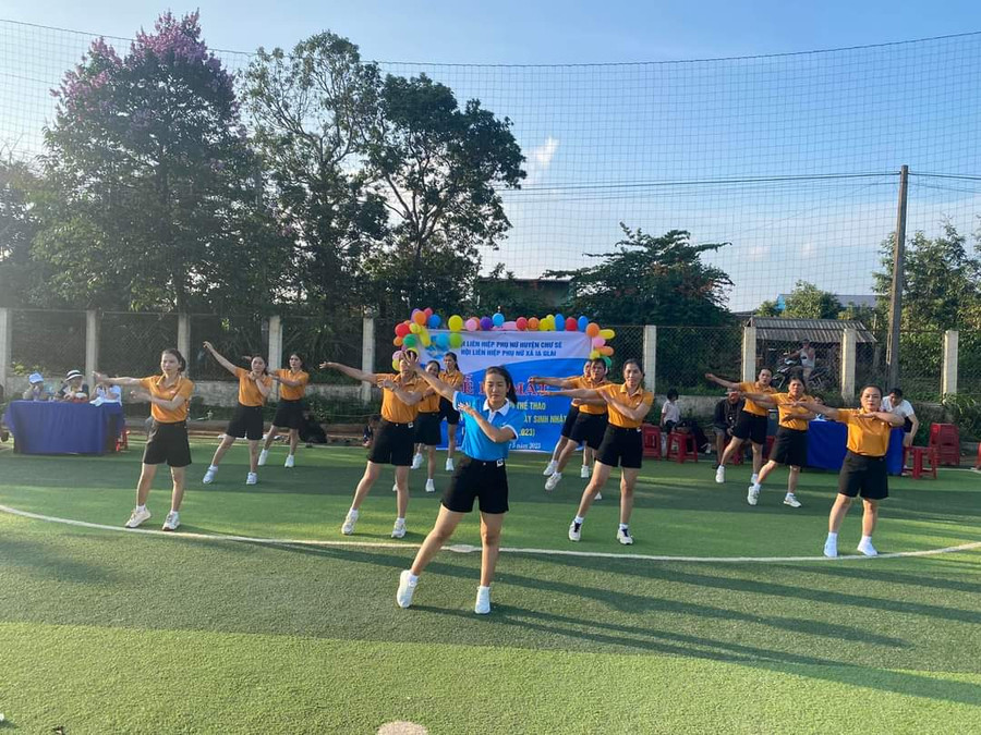 Tiết mục nhảy dân vũ thể thao được hội viên biểu diễn tại buổi lễ ra mắt. Ảnh: Anh Quân Tiết mục nhảy dân vũ thể thao được hội viên biểu diễn tại buổi lễ ra mắt. Ảnh: Anh Quân