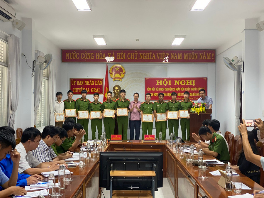 Chủ tịch UBND huyện Ia Grai Lê Ngọc Quý (đứng, thứ 7 từ trái sang) tặng giấy khen cho các cá nhân có thành tích xuất sắc trong đợt cao điểm. Ảnh: Phương Lộc