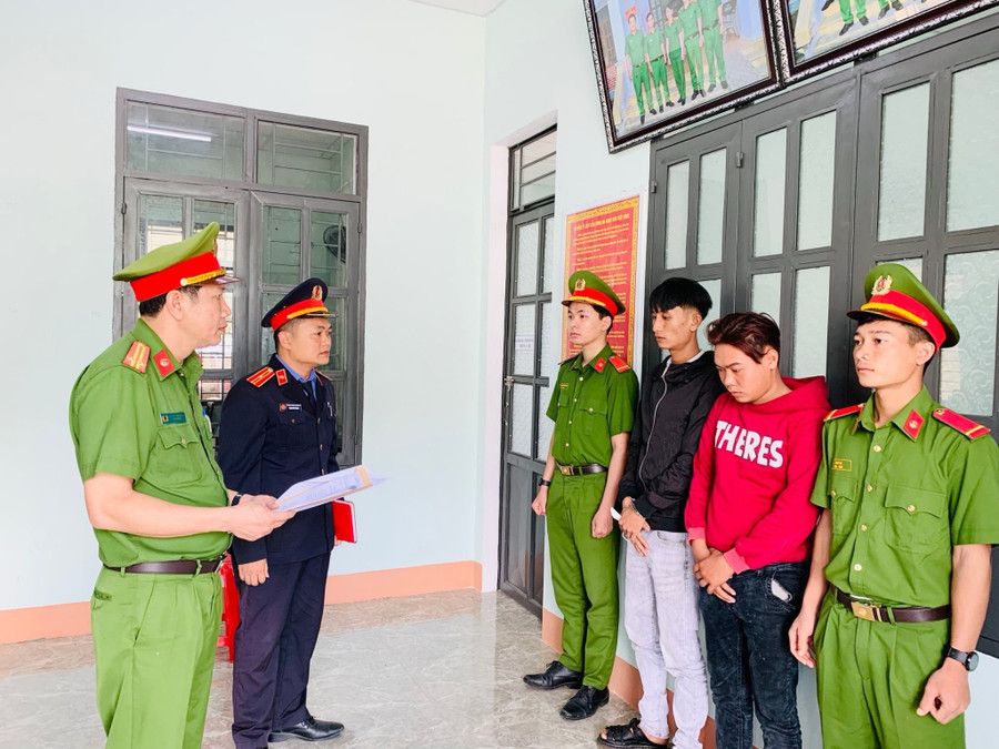 Lực lượng chức năng thi hành lệnh bắt các bị can. Ảnh: Nguyễn Hiền