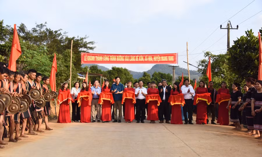 Các đồng chí lãnh đạo tỉnh cắt băng khánh thành công trình đường giao thông vào làng Đê Kôn. Ảnh: Đức Thụy Các đồng chí lãnh đạo tỉnh cắt băng khánh thành công trình đường giao thông vào làng Đê Kôn. Ảnh: Đức Thụy
