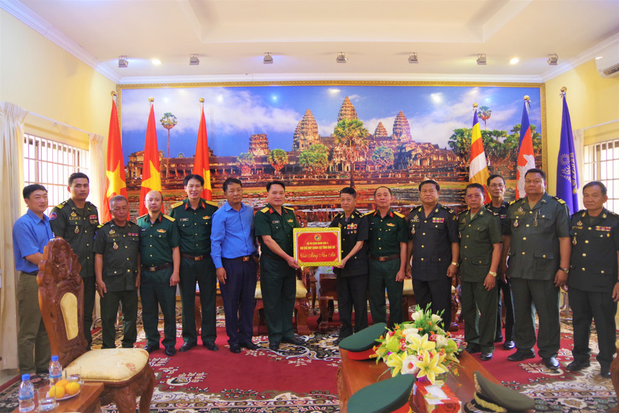 Đoàn công tác Bộ Chỉ huy Quân sự tỉnh Gia lai thăm, chúc Tết cổ truyền Chol Chnam Thmay tại Bộ Tư lệnh Quân khu 4, Quân đội Hoàng gia Campuchia. Ảnh: Thanh Tuyền