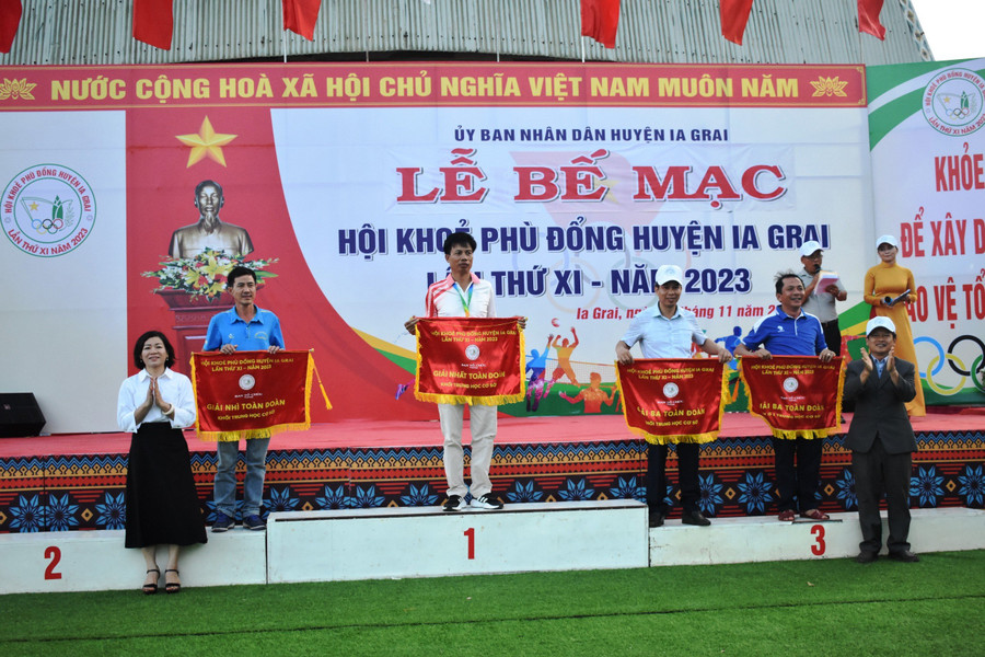 Ban tổ chức trao giải cho các đơn vị đạt giải khối THCS. Ảnh: Phương Lộc Ban tổ chức trao giải cho các đơn vị đạt giải khối THCS. Ảnh: Phương Lộc