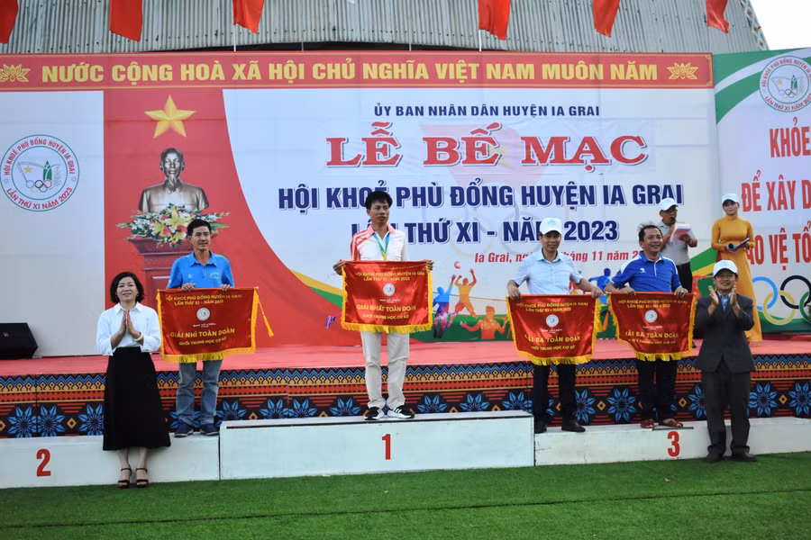 Ban tổ chức trao giải cho các đơn vị đạt giải khối THCS. Ảnh: Phương Lộc