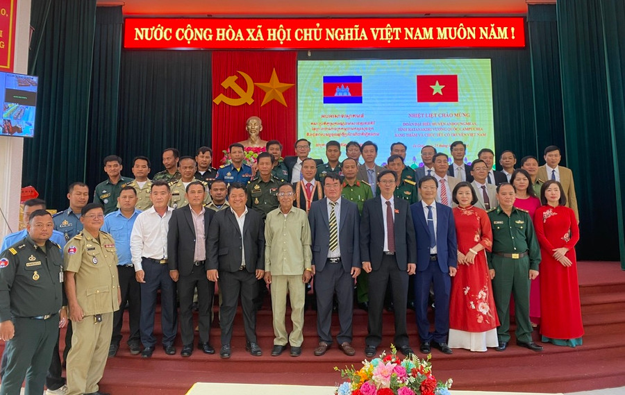 Đoàn cán bộ lãnh đạo huyện Ia Grai và Đun Mia chụp hình lưu niệm tại chuyến thăm, chúc Tết. Ảnh: Phương Lộc