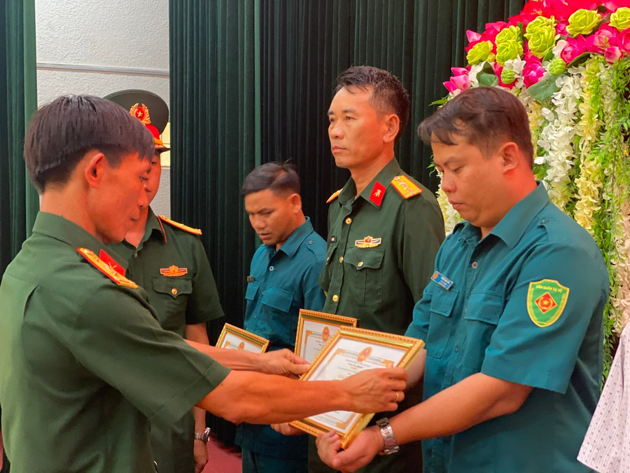 Thượng tá Nguyễn Mươi-Chỉ huy trưởng Ban Chỉ huy Quân sự huyện Ia Grai trao giấy khen cho các cá nhân có thành tích xuất sắc trong công tác tuyển quân năm 2024. Ảnh: Phương Lộc Thượng tá Nguyễn Mươi-Chỉ huy trưởng Ban Chỉ huy Quân sự huyện Ia Grai trao giấy khen cho các cá nhân có thành tích xuất sắc trong công tác tuyển quân năm 2024. Ảnh: Phương Lộc