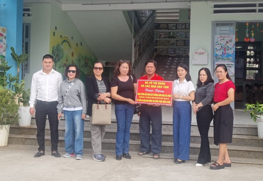 Đoàn công tác Hội Chữ thập đỏ huyện Phú Thiện trao số tiền vận động cho Ban Giám hiệu Trường Mầm non Hoa Hồng, thị trấn Phú Thiện. Ảnh: Hồng Ngọc