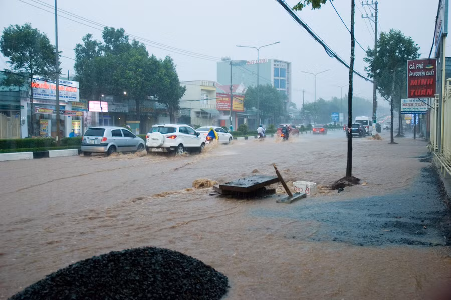 Theo ghi nhận, đoạn đường bị ngập kéo dài khoảng 100 m khiến các phương tiện di chuyển rất khó khăn. Ảnh: Huy Tịnh