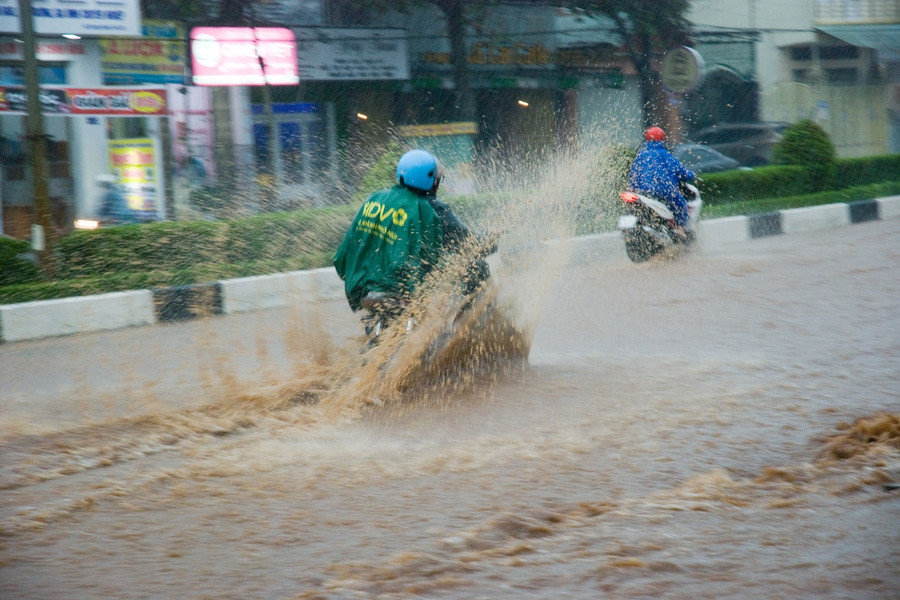 Nước ngập khoảng nửa bánh xe máy, gây nguy hiểm cho người tham gia giao thông. Ảnh: Huy Tịnh Nước ngập khoảng nửa bánh xe máy, gây nguy hiểm cho người tham gia giao thông. Ảnh: Huy Tịnh