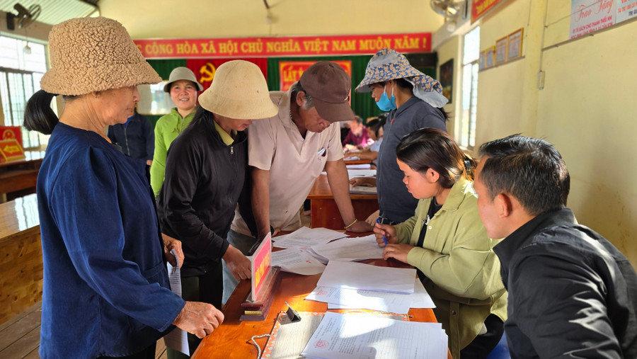 Cử tri xã Tân Sơn tham gia lấy ý kiến về đề án sắp xếp đơn vị hành chính cấp xã. Ảnh: Bá Bính