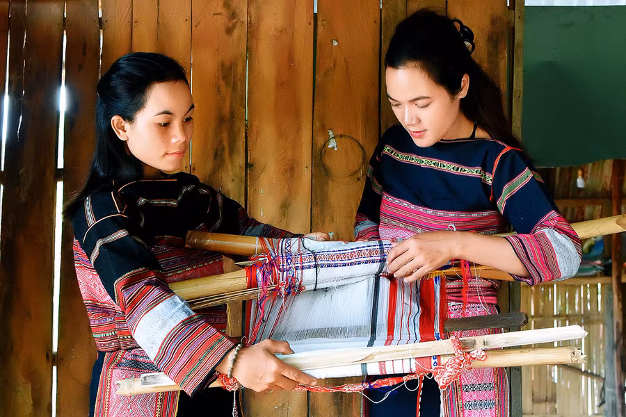 Tỉ mỉ trong từng đường nét nên để hoàn thành một tấm thổ cẩm, nghệ nhân thường mất rất nhiều thời gian để hoàn thành.