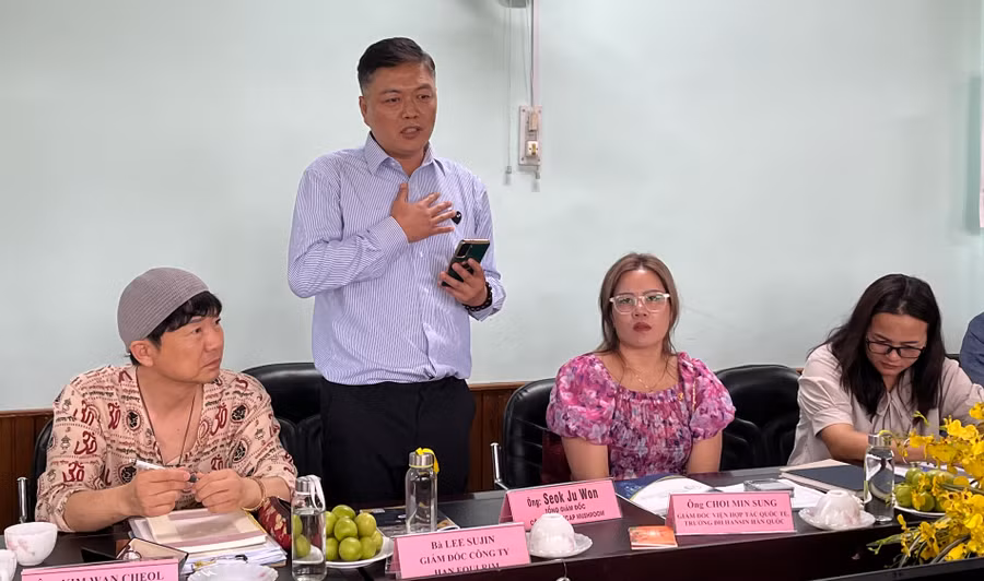 Ông Seok Ju Won-Giám đốc Bộ phận kỹ thuật của Nature in farm (Trang trại thiên nhiên) chia sẻ về quá trình trồng nấm của trang trại. Ảnh: Phương Linh