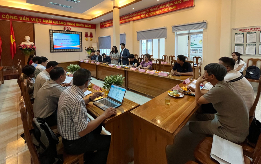 Quang cảnh buổi làm việc của đoàn công tác các doanh nghiệp Hàn Quốc tại trụ sở Sở Lao động-Thương binh và Xã hội Gia Lai về nội dung chuẩn bị cơ sở vật chất cho Trung tâm đào tạo điều dưỡng Hàn Quốc. Ảnh: Phương Linh Quang cảnh buổi làm việc của đoàn công tác các doanh nghiệp Hàn Quốc tại trụ sở Sở Lao động-Thương binh và Xã hội Gia Lai về nội dung chuẩn bị cơ sở vật chất cho Trung tâm đào tạo điều dưỡng Hàn Quốc. Ảnh: Phương Linh