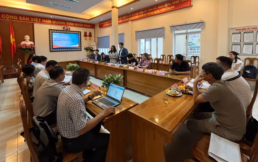 Quang cảnh buổi làm việc của đoàn công tác các doanh nghiệp Hàn Quốc tại trụ sở Sở Lao động-Thương binh và Xã hội Gia Lai về nội dung chuẩn bị cơ sở vật chất cho Trung tâm đào tạo điều dưỡng Hàn Quốc. Ảnh: Phương Linh