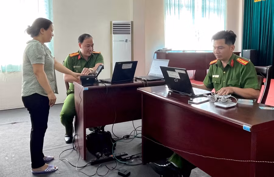 Lực lượng Công an toàn tỉnh nỗ lực hỗ trợ người dân đăng ký tài khoản định danh điện tử. Ảnh: Phương Vi