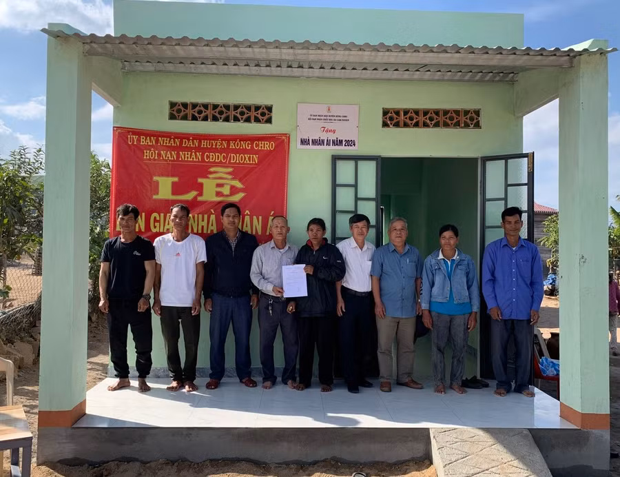 Hội nạn nhân chất độc Da camDoxin huyện Kông Chro trao nhà cho bà Đinh Thị Angơp. Ảnh: Thúy Ngọ