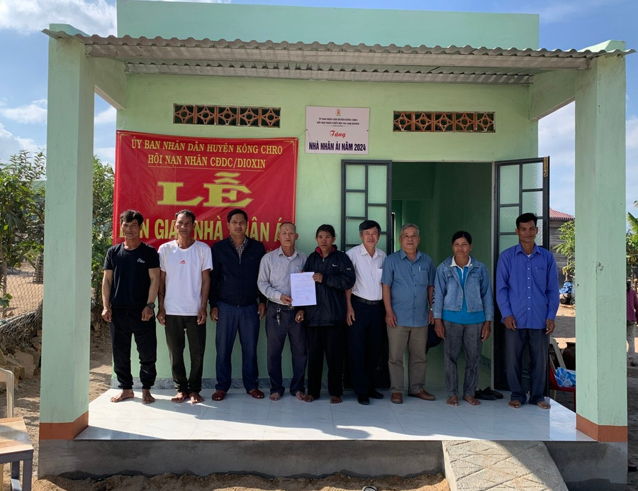 Hội nạn nhân chất độc Da camDoxin huyện Kông Chro trao nhà cho bà Đinh Thị Angơp. Ảnh: Thúy Ngọ Hội nạn nhân chất độc Da camDoxin huyện Kông Chro trao nhà cho bà Đinh Thị Angơp. Ảnh: Thúy Ngọ