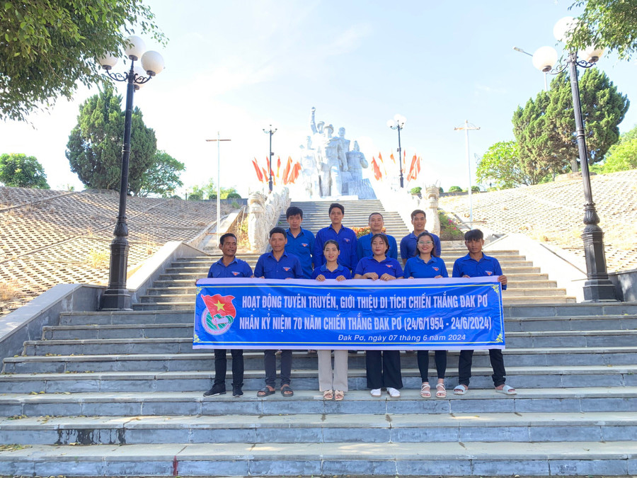 Đội tuyên truyền, giới thiệu các di tích, công trình văn hóa huyện Đak Pơ. Ảnh: Lan Anh