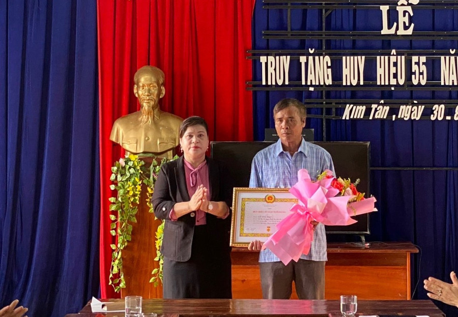 Đồng chí Rah Lan H’Dry-Phó Bí thư Thường trực Huyện ủy, Chủ tịch HĐND huyện Ia Pa trao Huy hiệu Đảng cho đảng viên cao niên tuổi đảng. Ảnh: Mai Linh