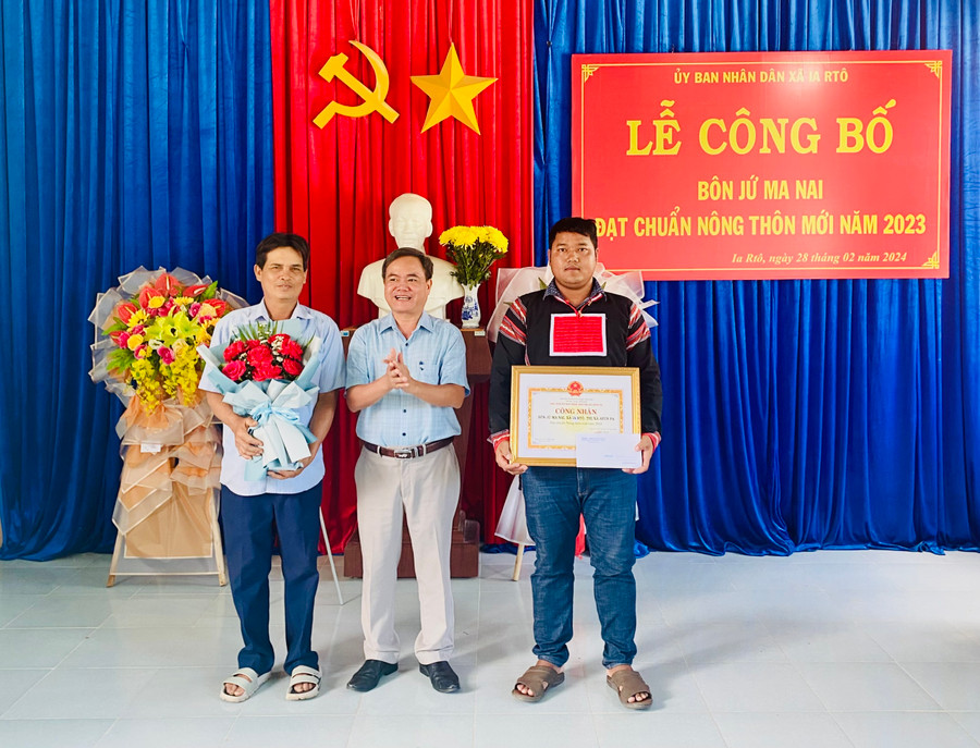 Hệ thống chính trị buôn Jứ Ma Nai nhận quyết định công nhận làng đạt chuẩn nông thôn mới năm 2023. Ảnh: Nguyễn Sang Hệ thống chính trị buôn Jứ Ma Nai nhận quyết định công nhận làng đạt chuẩn nông thôn mới năm 2023. Ảnh: Nguyễn Sang