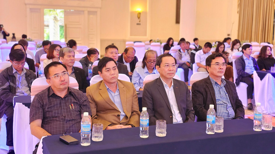 Các đại biểu tỉnh, thành phố tham dự buổi lễ. Ảnh: Bá Bính Các đại biểu tỉnh, thành phố tham dự buổi lễ. Ảnh: Bá Bính