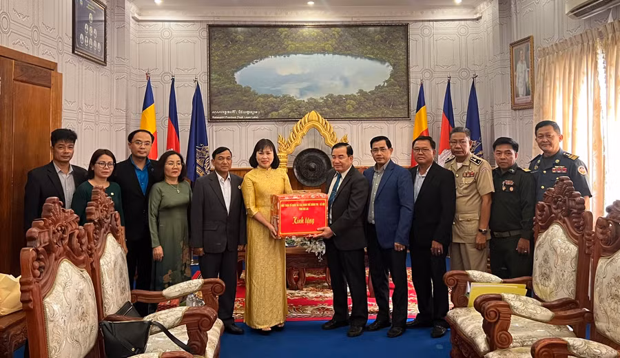 Đoàn công tác tặng quà chúc mừng năm mới cho chính quyền, Mặt trận và các tổ chức xã hội tỉnh Ratanakiri. Ảnh: Ngọc Anh