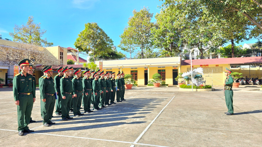 Các học viên tham gia tập huấn thông qua giáo án huấn luyện điều lệnh đội ngũ. Ảnh: Bá Bính