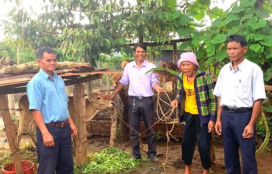 Các đơn vị trao hỗ trợ sinh kế cho hộ bà Rơ Châm Yip. Ảnh: Kỳ Anh Các đơn vị trao hỗ trợ sinh kế cho hộ bà Rơ Châm Yip. Ảnh: Kỳ Anh