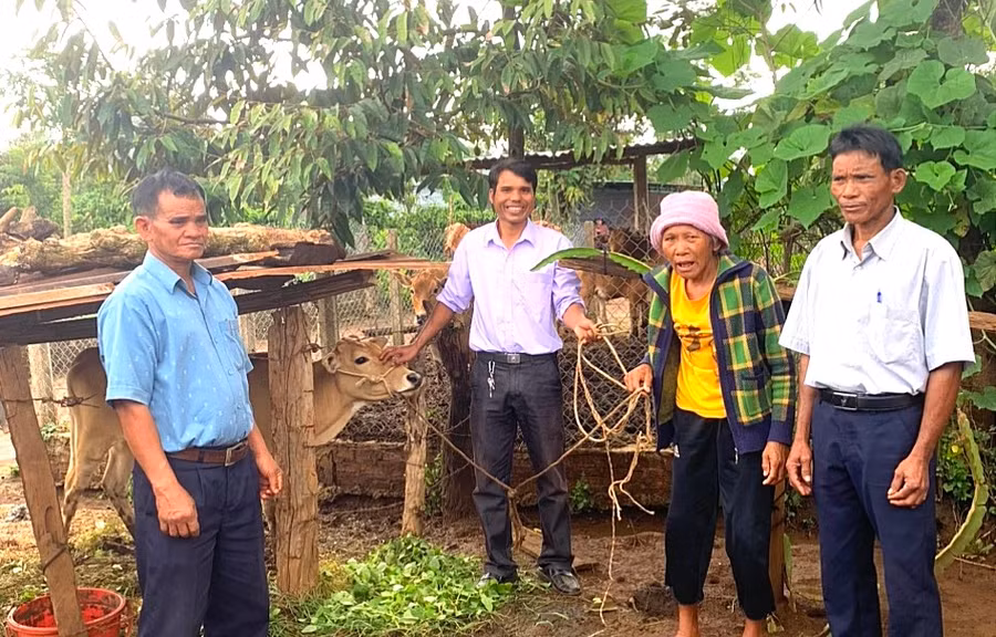 Các đơn vị trao hỗ trợ sinh kế cho hộ bà Rơ Châm Yip. Ảnh: Kỳ Anh
