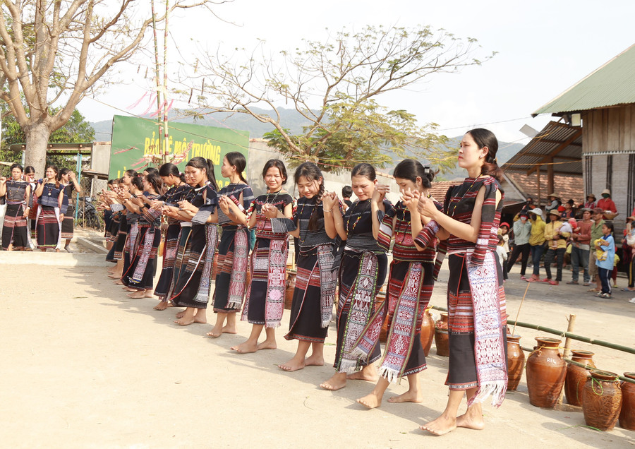 Đội xoang nữ của làng Prăng trong trang phục truyền thống đẹp mắt và điệu xoang uyển chuyển, nhịp nhàng. Ảnh: Phương Linh