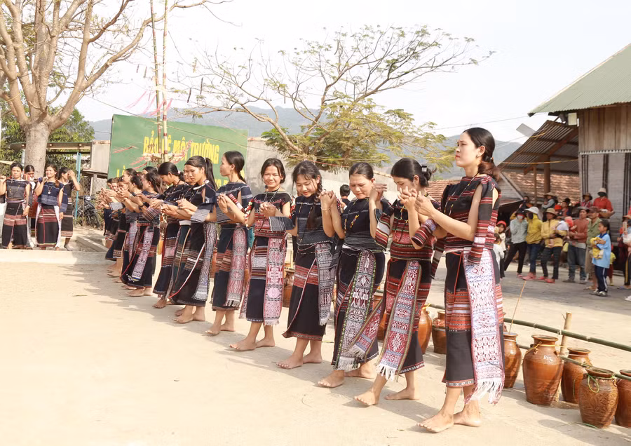Đội xoang nữ của làng Prăng trong trang phục truyền thống đẹp mắt và điệu xoang uyển chuyển, nhịp nhàng. Ảnh: Phương Linh