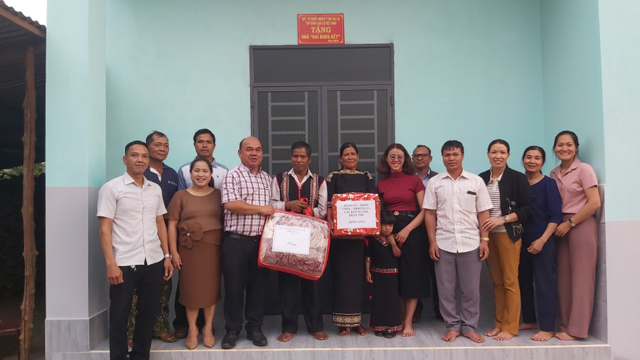 Đại diện các đơn vị liên quan bàn giao nhà “Đại đoàn kết” cho gia đình ông Let. Ảnh: Ngọc Anh Đại diện các đơn vị liên quan bàn giao nhà “Đại đoàn kết” cho gia đình ông Let. Ảnh: Ngọc Anh