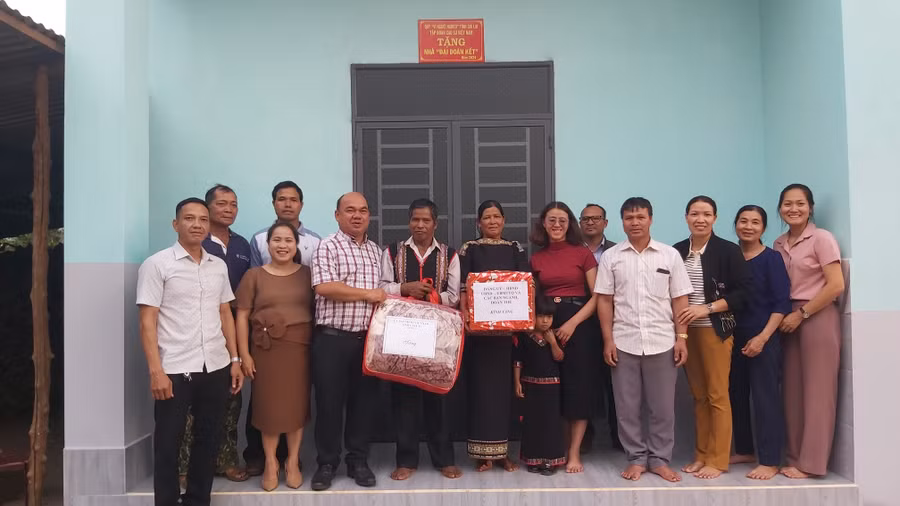 Đại diện các đơn vị liên quan bàn giao nhà “Đại đoàn kết” cho gia đình ông Let. Ảnh: Ngọc Anh