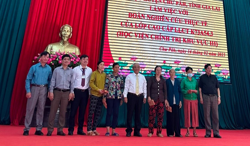 Đoàn công tác và lãnh đạo huyện Chư Păh tặng quà cho 5 hộ thuộc diện khó khăn. Ảnh: Đinh Yến Đoàn công tác và lãnh đạo huyện Chư Păh tặng quà cho 5 hộ thuộc diện khó khăn. Ảnh: Đinh Yến