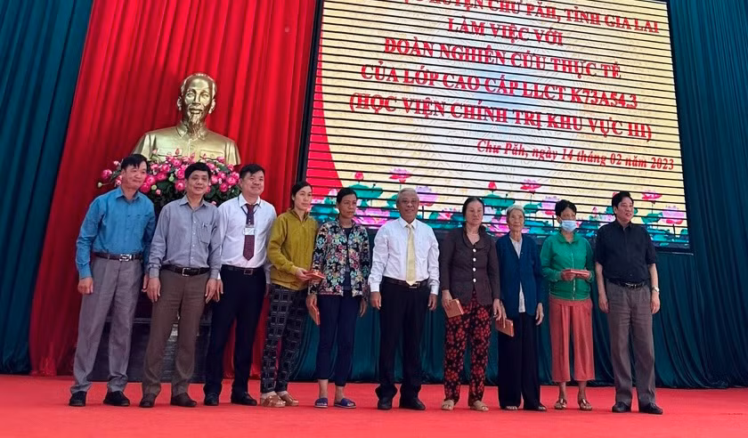 Đoàn công tác và lãnh đạo huyện Chư Păh tặng quà cho 5 hộ thuộc diện khó khăn. Ảnh: Đinh Yến