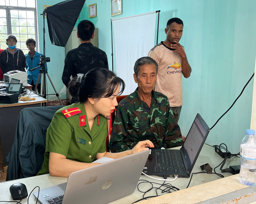 Chiến sĩ Công an huyện Mang Yang hỗ trợ người dân xã Hà Ra làm căn cước công dân. Ảnh: Phương Vi Chiến sĩ Công an huyện Mang Yang hỗ trợ người dân xã Hà Ra làm căn cước công dân. Ảnh: Phương Vi