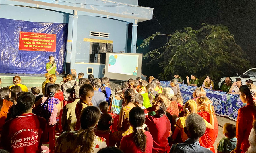 Đông đảo bà con xã Kim Tân và Ia Mrơn tham gia buổi tuyên truyền. Ảnh: Mai Linh Đông đảo bà con xã Kim Tân và Ia Mrơn tham gia buổi tuyên truyền. Ảnh: Mai Linh