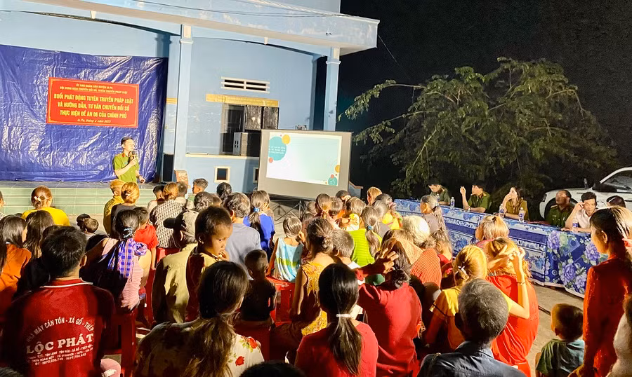 Đông đảo bà con xã Kim Tân và Ia Mrơn tham gia buổi tuyên truyền. Ảnh: Mai Linh