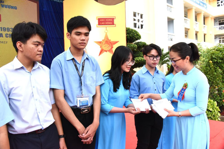 Cựu học sinh trao học bổng cho các em học sinh có thành tích học tập tốt của Trường THPT chuyên Hùng Vương. Ảnh: Hồng Thi