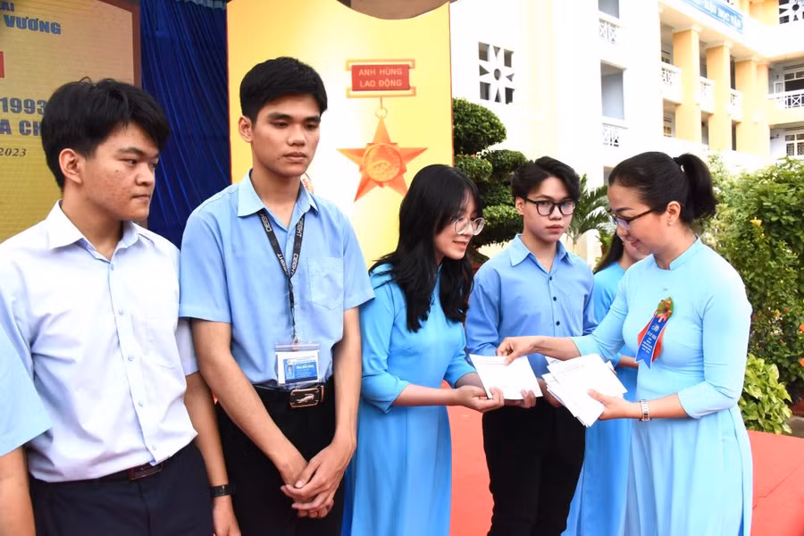 Cựu học sinh trao học bổng cho các em học sinh có thành tích học tập tốt của Trường THPT chuyên Hùng Vương. Ảnh: Hồng Thi