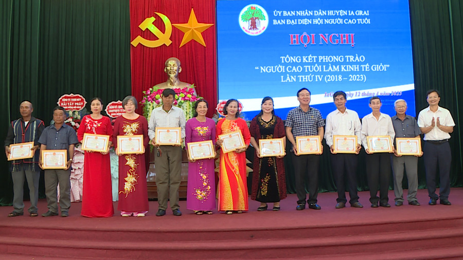 Các tập thể, cá nhân có thành tích xuất sắc trong phong trào "Người cao tuổi làm kinh tế giỏi" được tặng giấy khen của Chủ tịch UBND huyện. Ảnh: Phương Lộc Các tập thể, cá nhân có thành tích xuất sắc trong phong trào "Người cao tuổi làm kinh tế giỏi" được tặng giấy khen của Chủ tịch UBND huyện. Ảnh: Phương Lộc