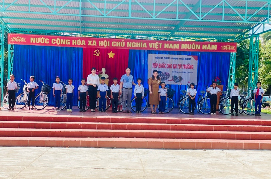13 em học sinh được tặng xe đạp để thuận tiện hơn trên con đường đến trường. Ảnh: Huỳnh Thúy